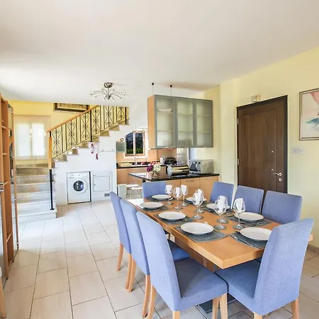 Villa Elena 8 *